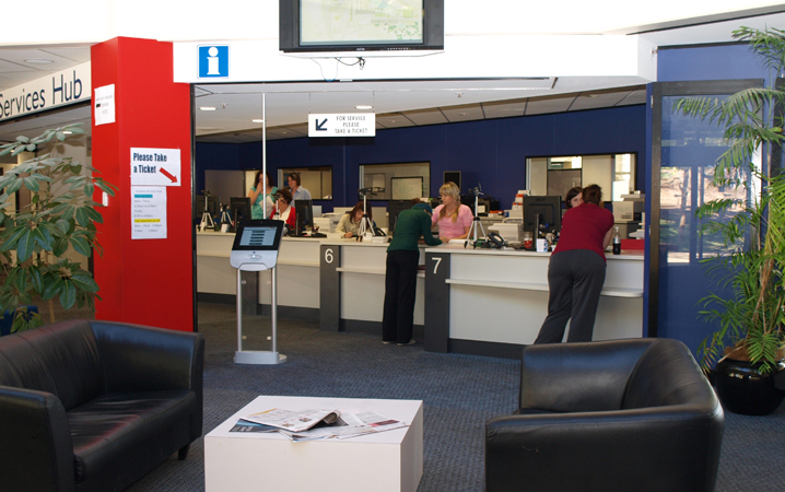 Facilities-Hub-Bruce-serving-student-2.JPG